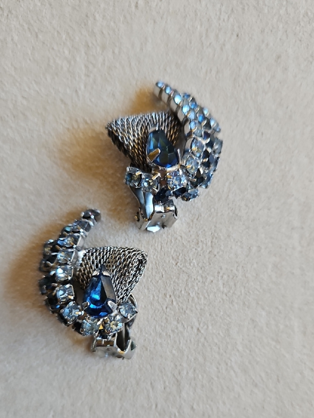 Vintage MCM Blue Ombre Rhinestones Prong Set Silver Tone Clip On Earrings - Picture 2 of 9